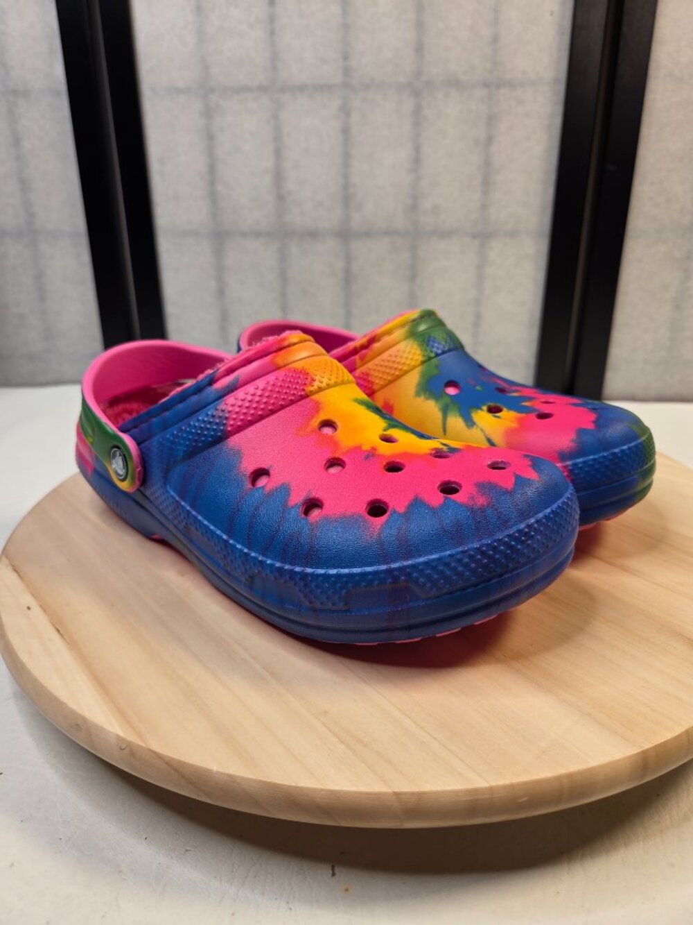 Crocs Classic Tie Dye Graphic Fur Lined Clogs Women US 8 - Picture 3 of 13